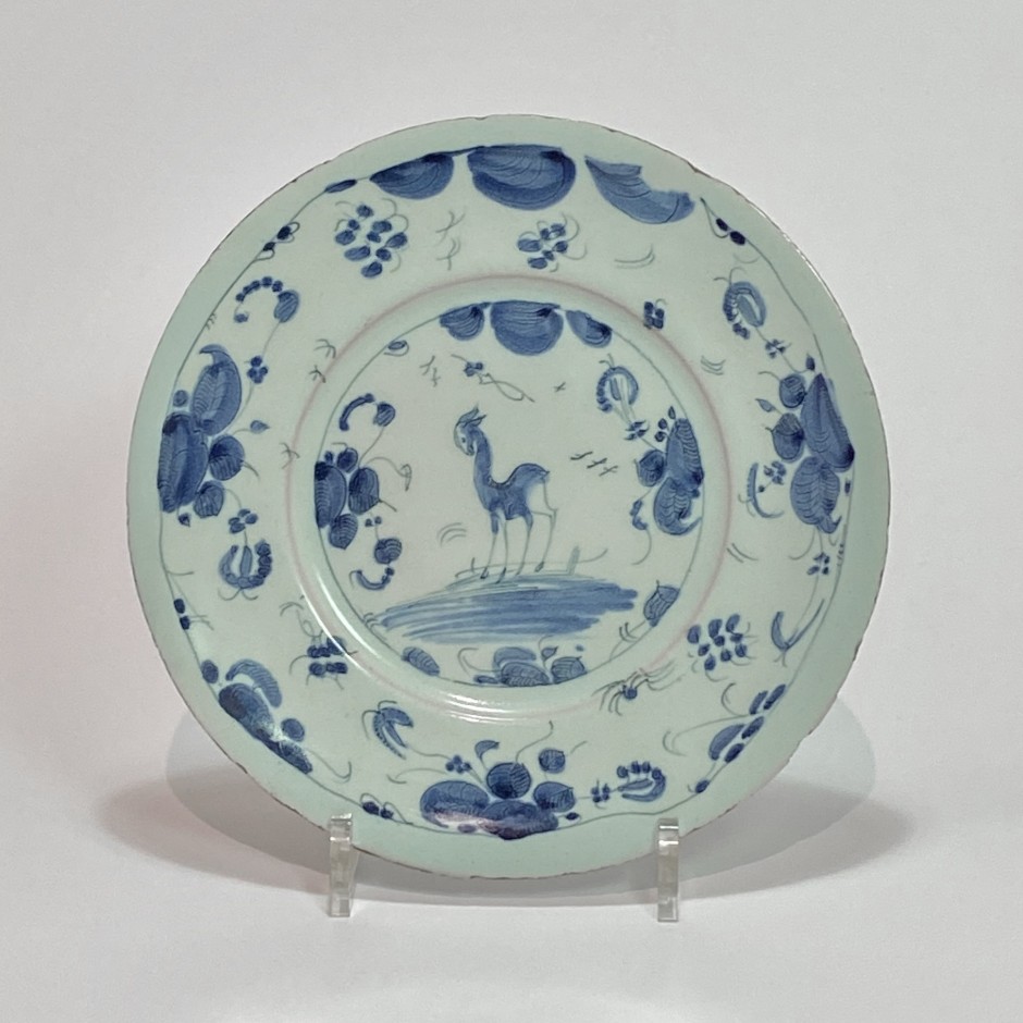Savona - Plate decorated with a doe - Late seventeenth century - Early eighteenth century - SOLD