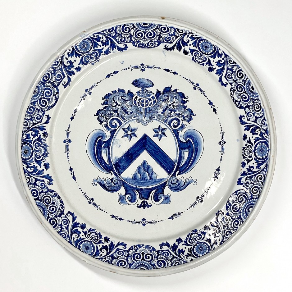 Rouen - Large dish decorated with a coat of arms - First third of the Eighteenth century - SOLD