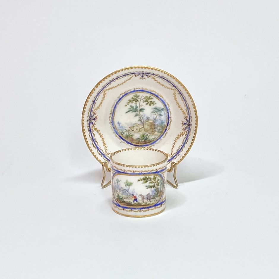 Cup and saucer "Mignonnette" in soft Sèvres porcelain - Eighteenth century
