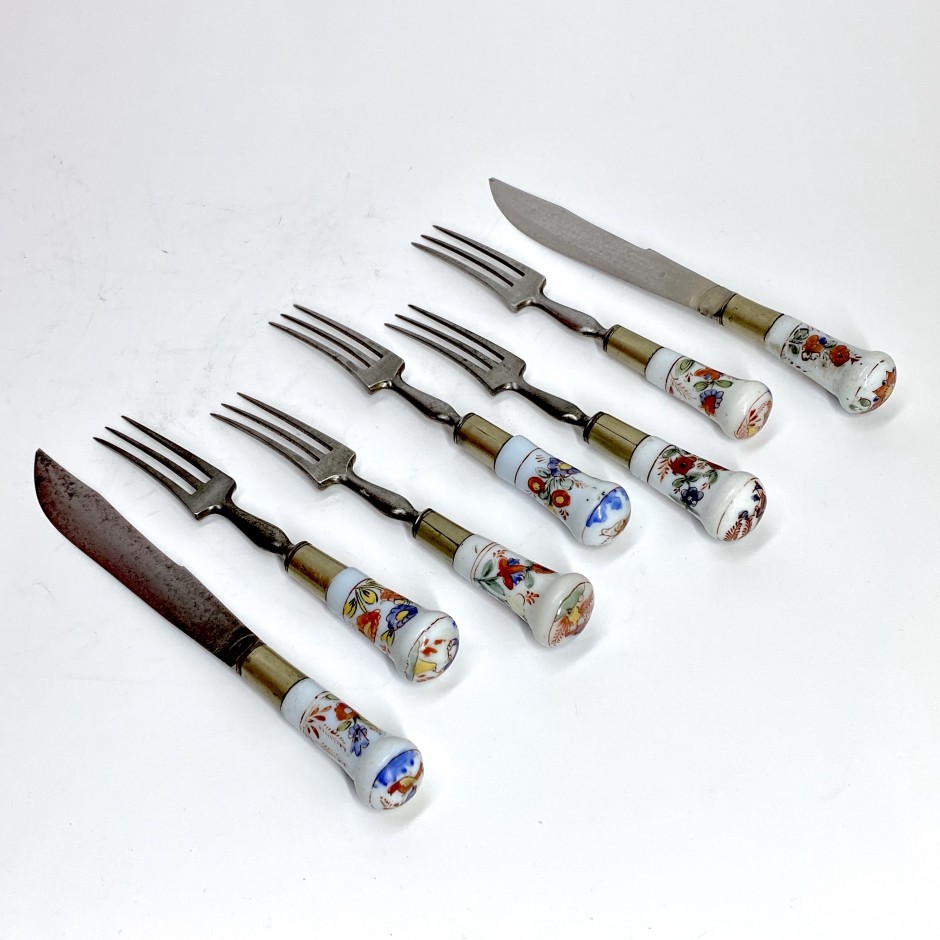 Cinq fourchettes et deux couteaux à manches en verre opalin - Début du XVIIIe siècle