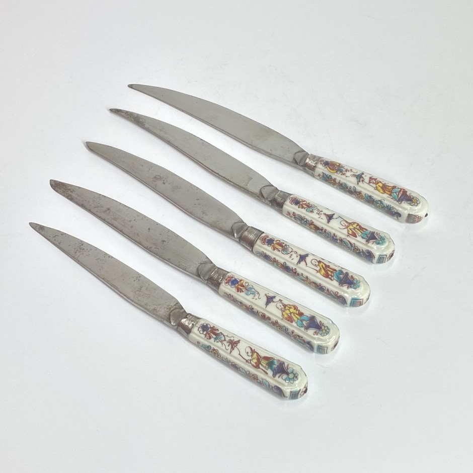 Villeroy - Mennecy - Suite de cinq couteaux à décor au Chinois - XVIIIe siècle - vers 1740