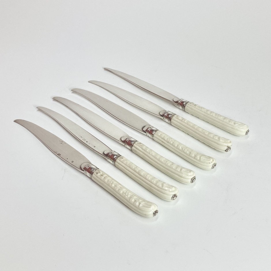 Saint-Cloud - Suite de six couteaux émaillés blancs - XVIIIe siècle - vers 1730-1740 - VENDU