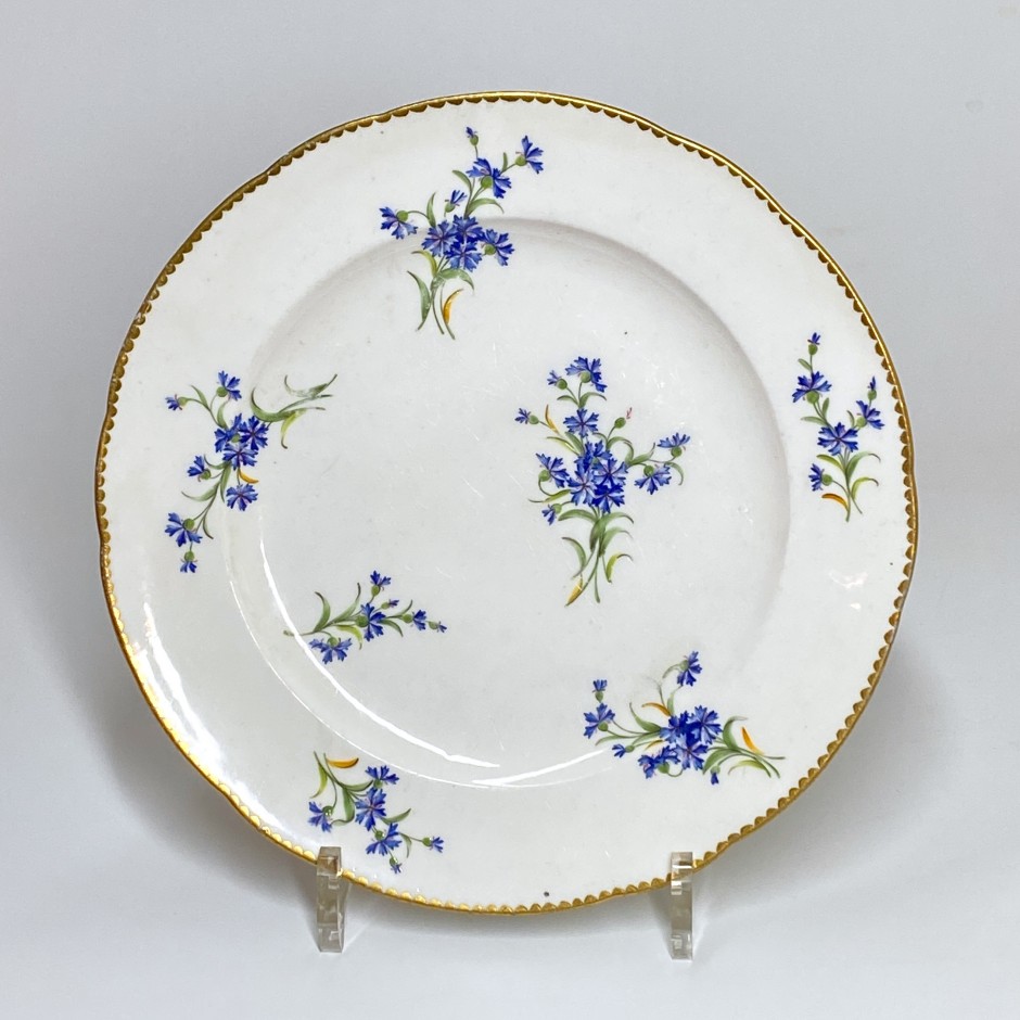 Sèvres - Assiette en porcelaine tendre décorée aux barbeaux - XVIIIe siècle