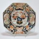 plat octogonal en porcelaine du Japon à décor Imari - Début du XVIIIe siècle.