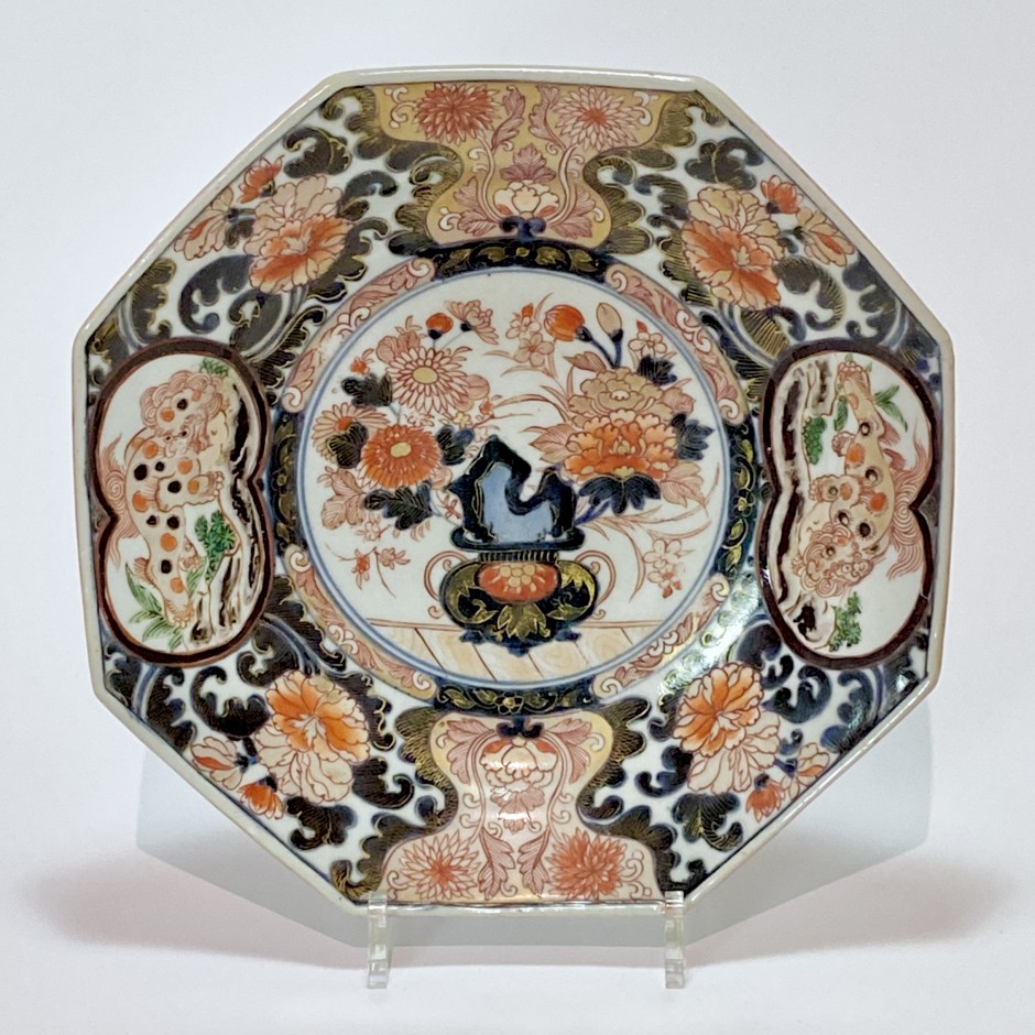 plat octogonal en porcelaine du Japon à décor Imari - Vers 1700 - VENDU