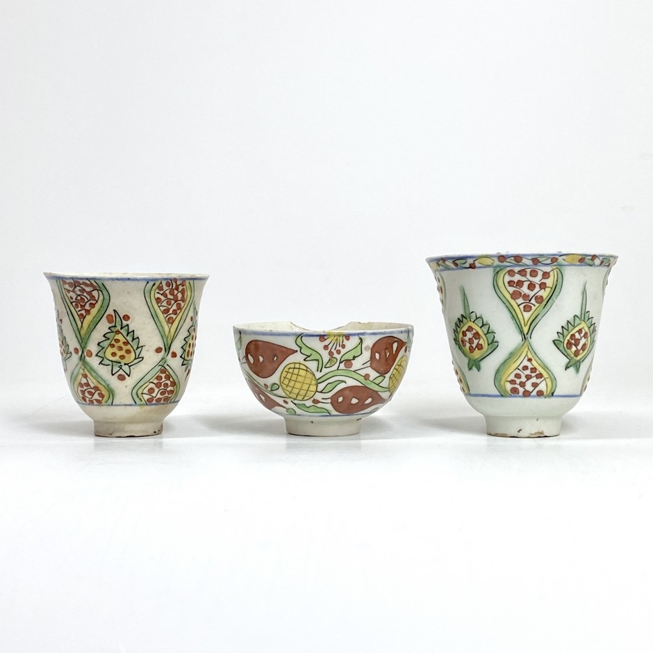 Kütahya - Two goblets and a cup with stylized polychrome decoration - Eighteenth century