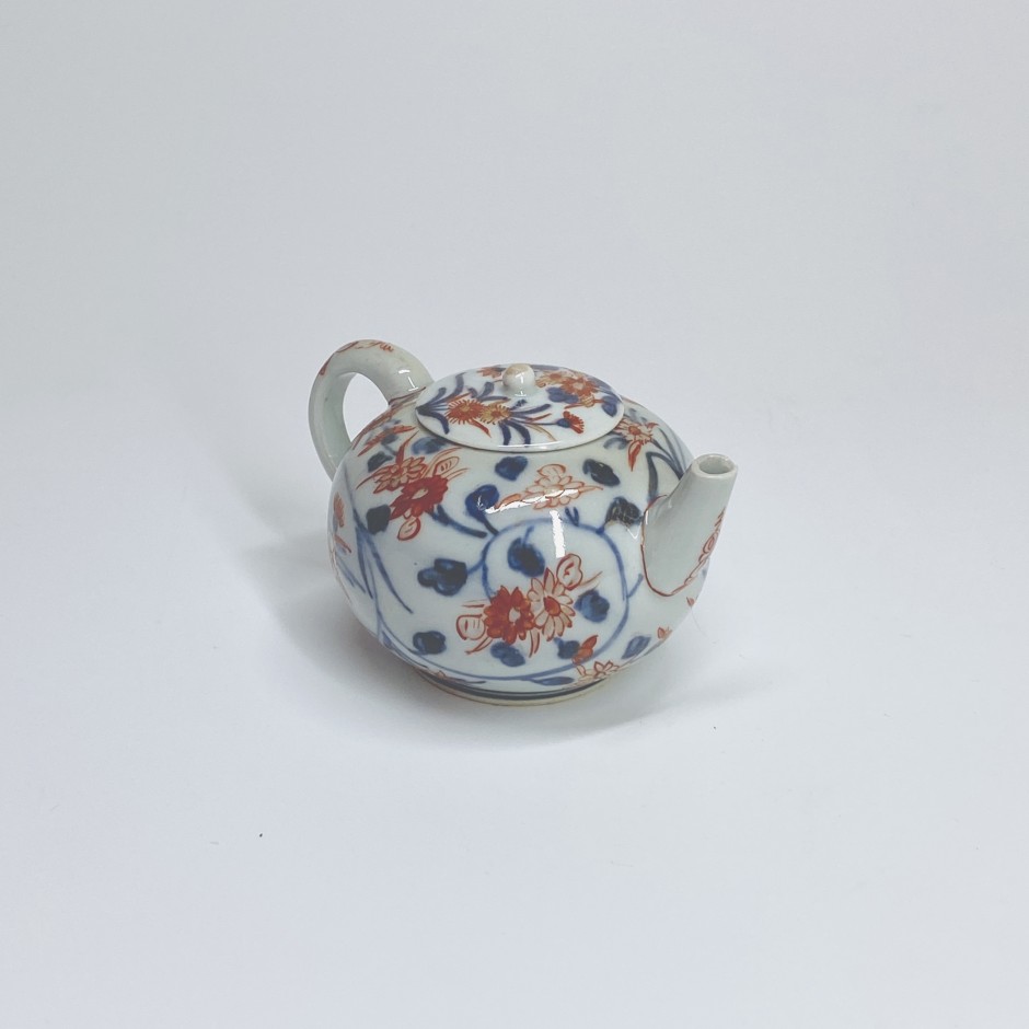 Small teapot with imari decoration in Japanese porcelain - Eighteenth century - SOLD