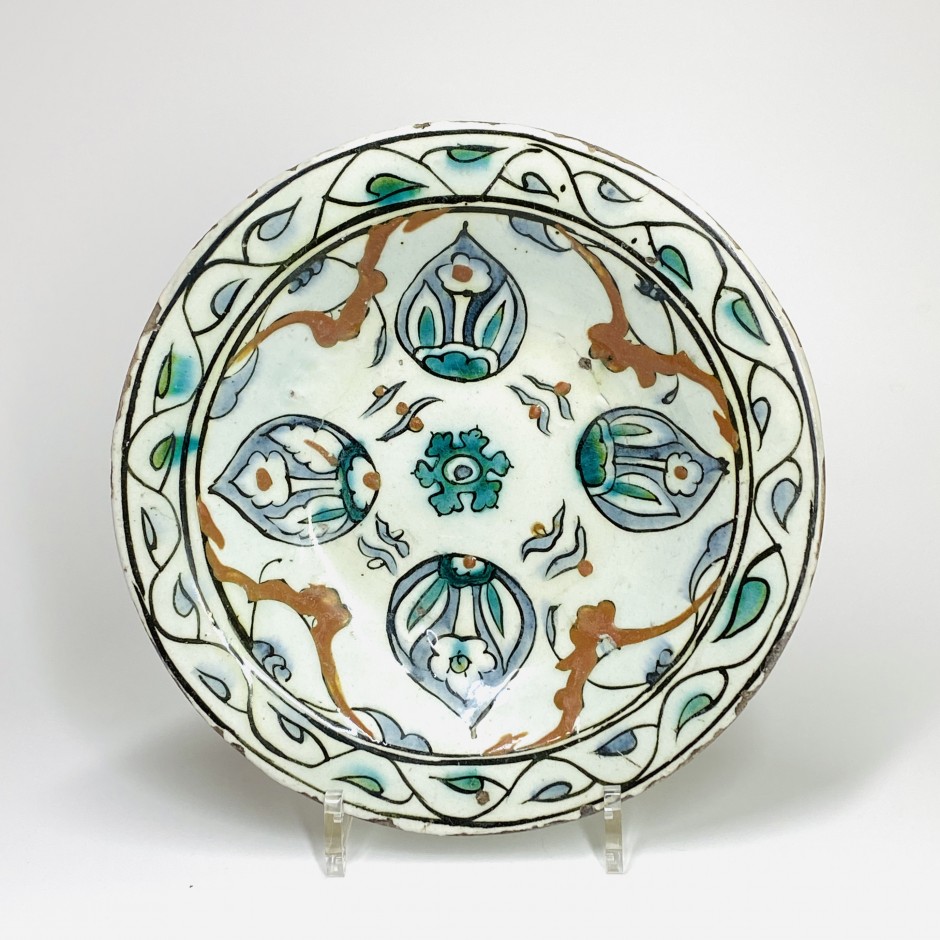Iznik - Dish decorated with four mandorles - Seventeenth century