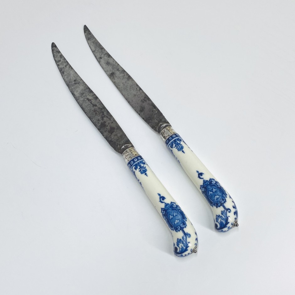 Saint-cloud - Deux couteaux à décor d'armoiries - Début du XVIIIe siècle.