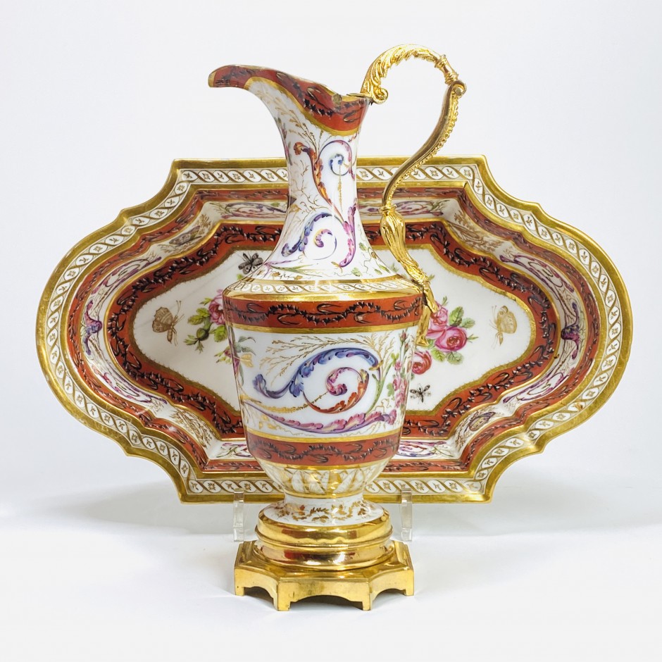 Ewer and its basin in Paris porcelain. Revolutionary era.