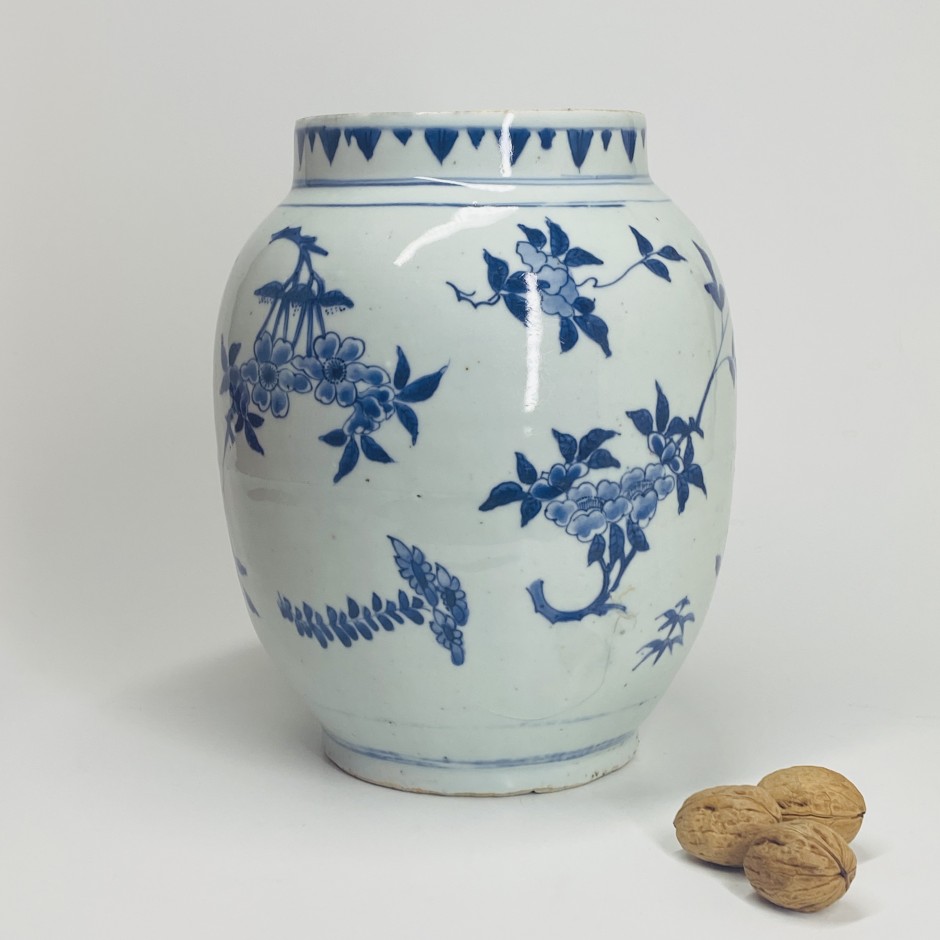 Chinese porcelain vase from the transition period - Seventeenth century
