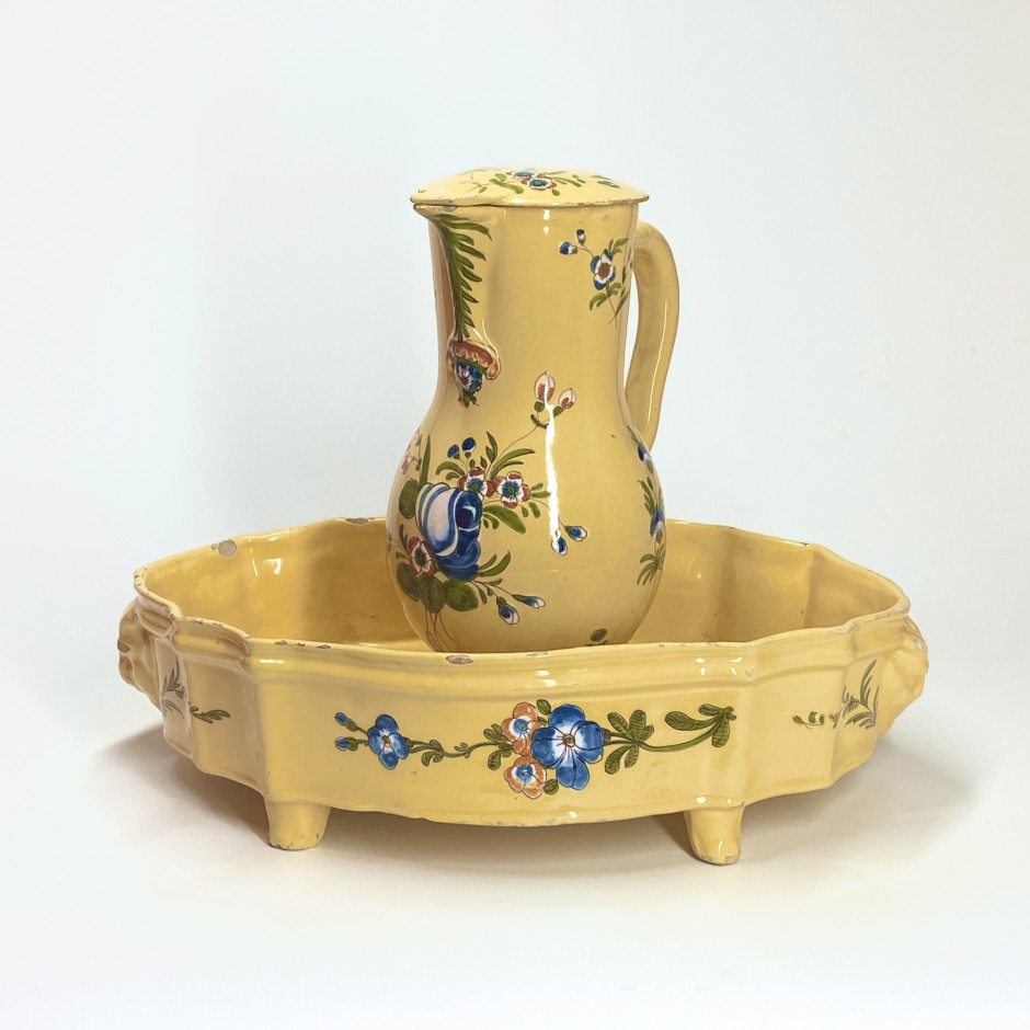 Moustiers - Covered pitcher and its basin with a yellow background - Eighteenth century