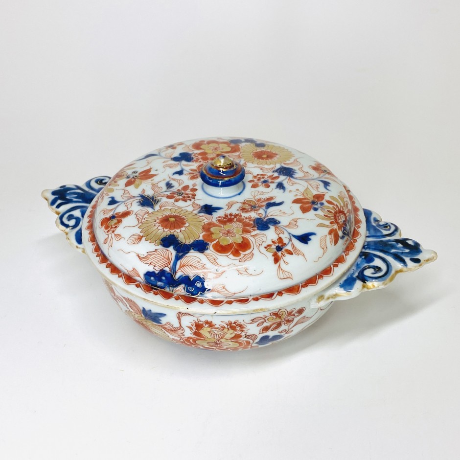 Chinese porcelain écuelle and cover decorated in the Imari palette - Kangxi period (1662-1722)
