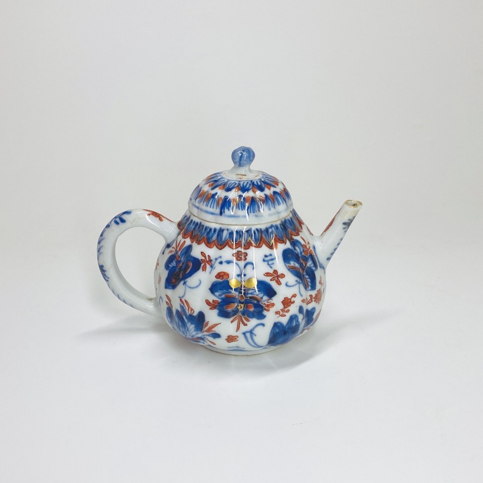 China - Small Imari teapot decorated with butterflies - Eighteenth century - SOLD