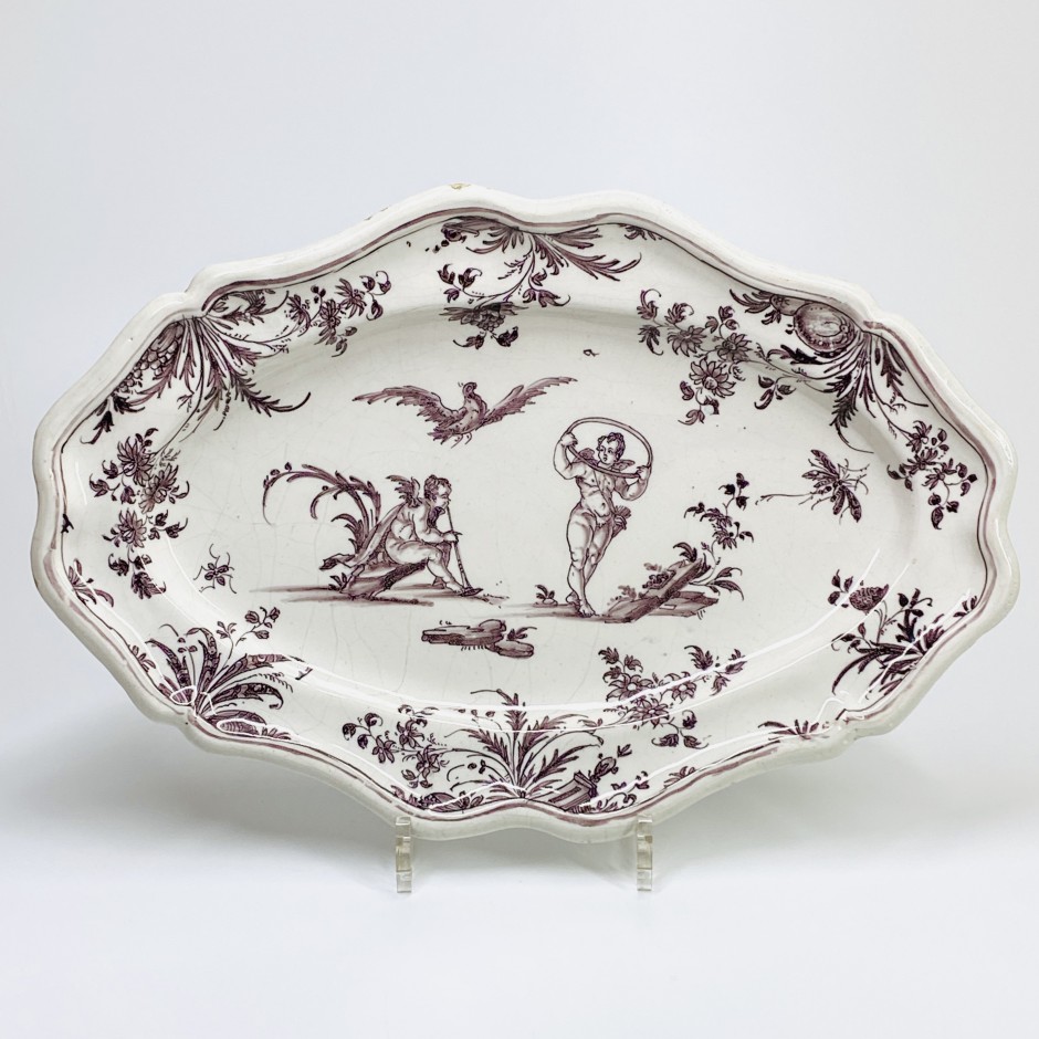 Lyon - earthenware dish with putti decoration - Eighteenth century