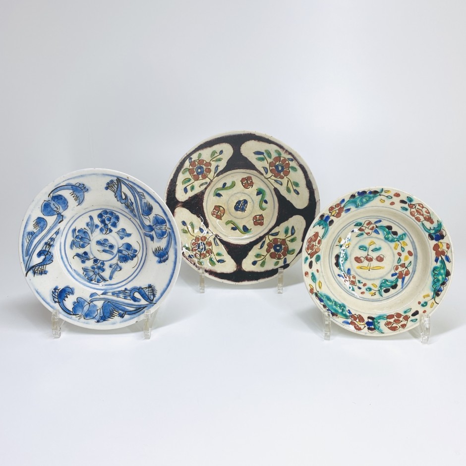 Kutahya (Ottoman Turkey) - Three cups with floral decoration - Eighteenth century
