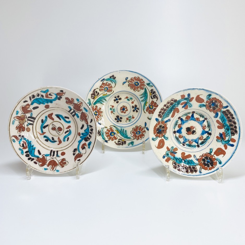 Kutahya (Turquie ottomane) - Trois coupelles à décor floral - XVIIIe siècle