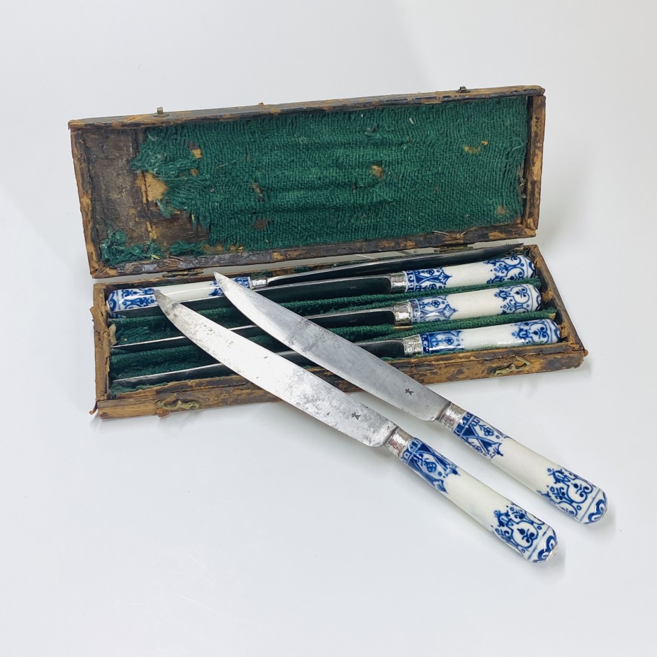 Coffret de six grands couteaux en porcelaine de Saint-Cloud - XVIIIe siècle