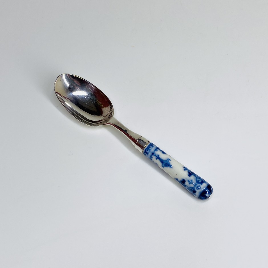 Rare small travel spoon in Saint-Cloud porcelain - Early eighteenth century - SOLD