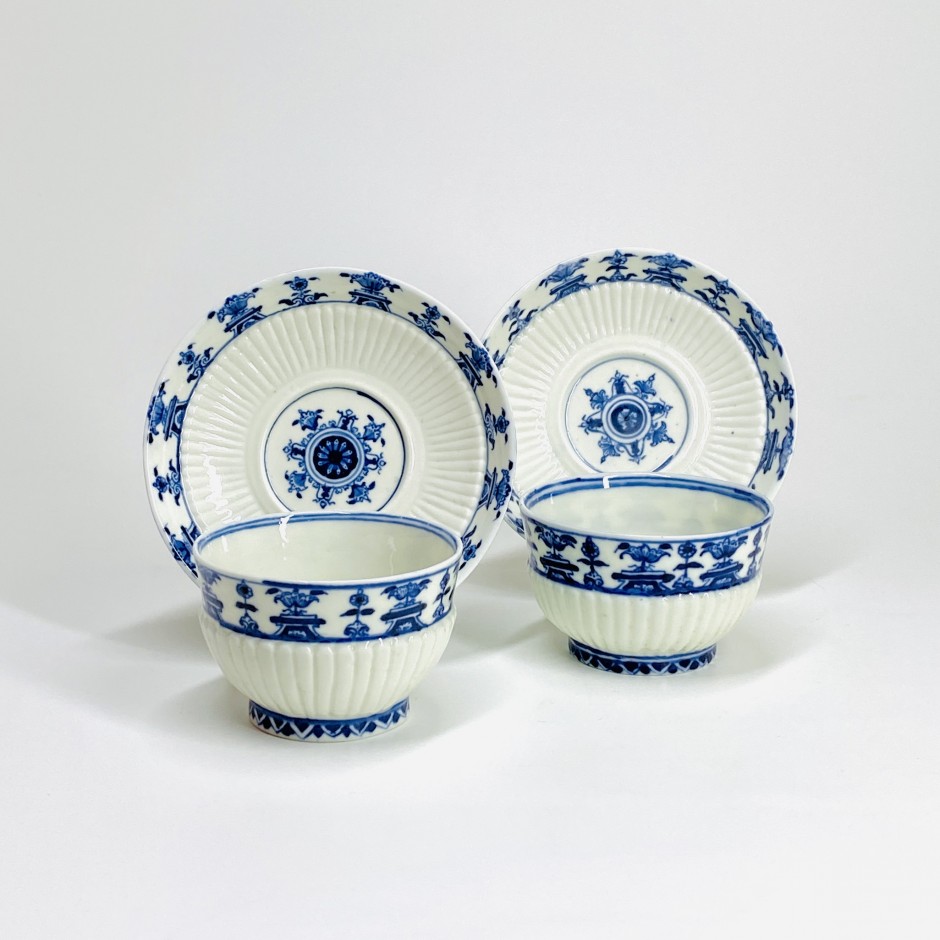 Saint-Cloud - Paire de tasses à décor de lambrequins - Début du XVIIIe siècle