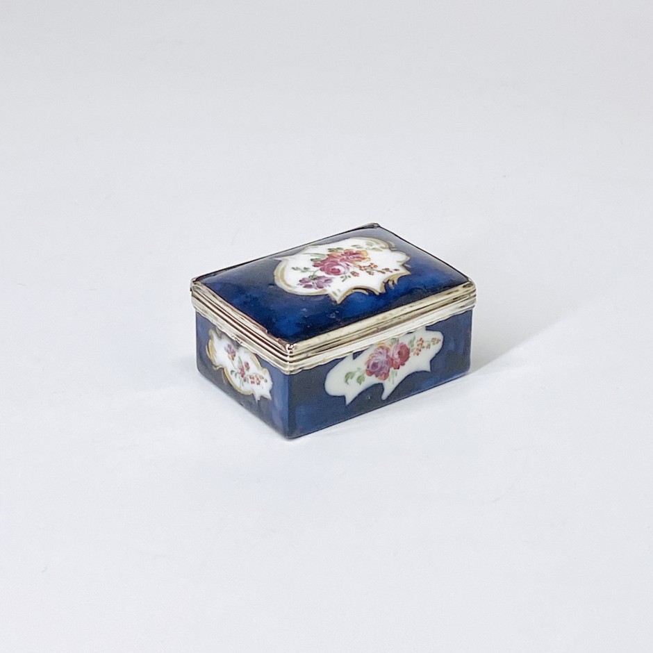 Boîte à priser en porcelaine tendre à fond bleu – XVIIIe siècle