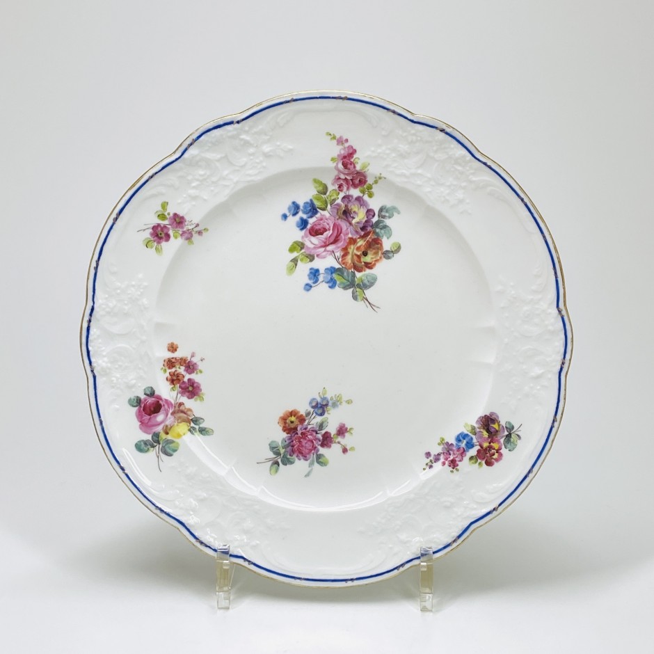 Sèvres - Assiette à décor de bouquets de fleurs - XVIIIe siècle - VENDU