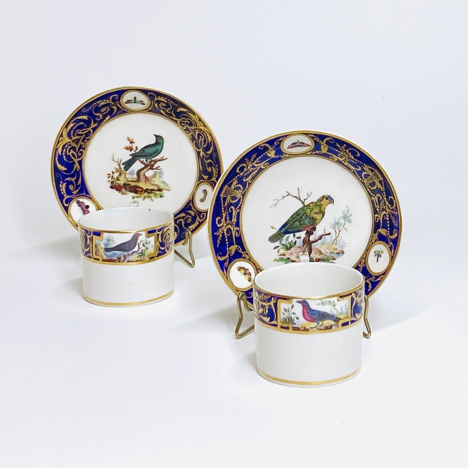 Tournai - Two rare cups called "To the birds of Buffon", from the service of the Duke of Orléans - 1787-1792 - Price on request.