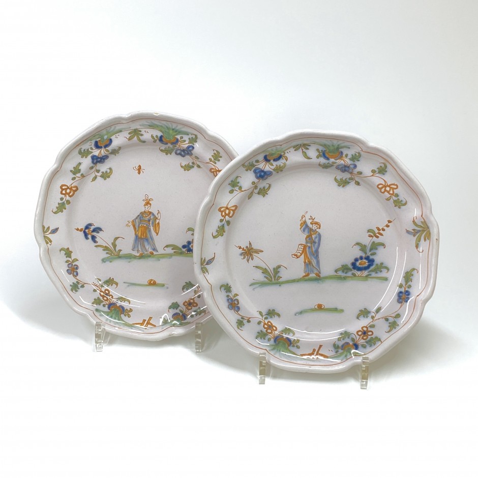 Lyon - Paire d'assiettes à décor de personnages vêtus à l'Orientale - XVIIIe siècle