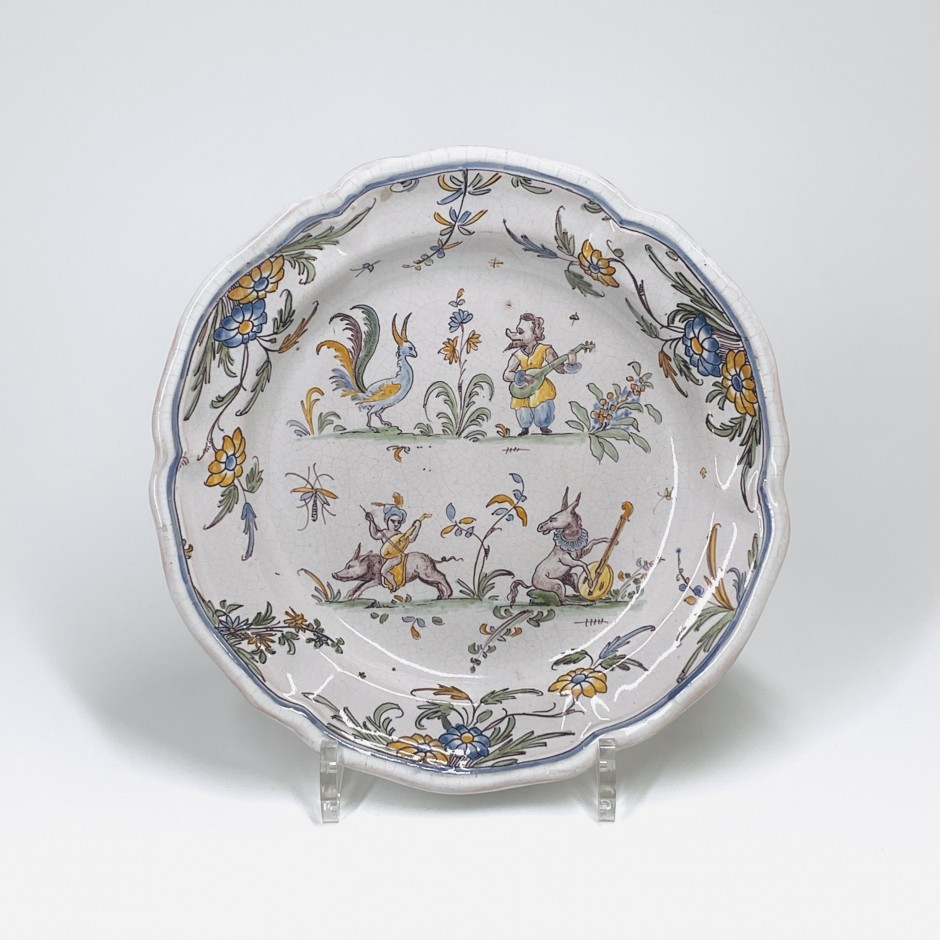 Lyon - Plate decorated with grotesques - Eighteenth century - SOLD