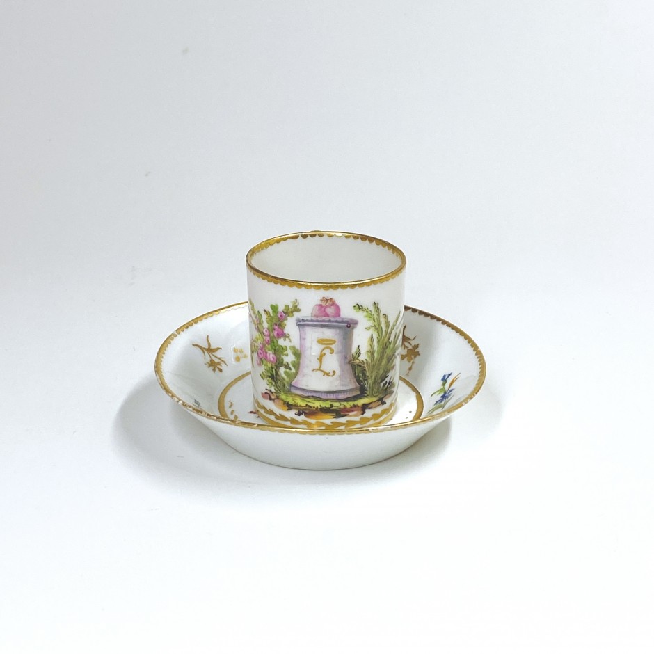 Sèvres - Porcelain cup and your saucer decorated with flaming hearts - Eighteenth century - SOLD