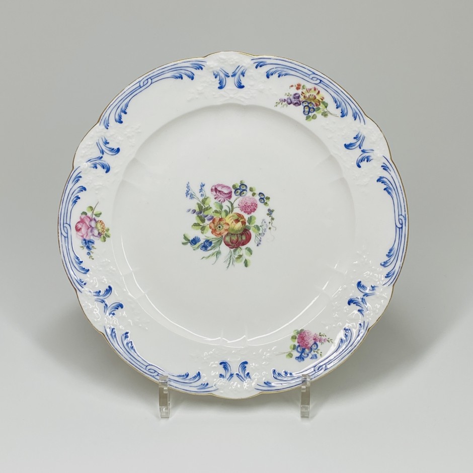 Sèvres - Assiette à décor de bouquets de fleurs et fruits - XVIIIe siècle