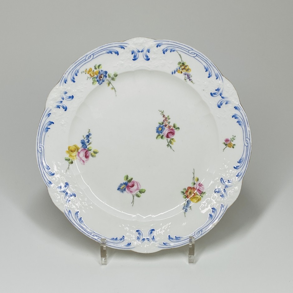 Sèvres - Plate decorated with bouquets of flowers dnd fruits - Eighteenth century