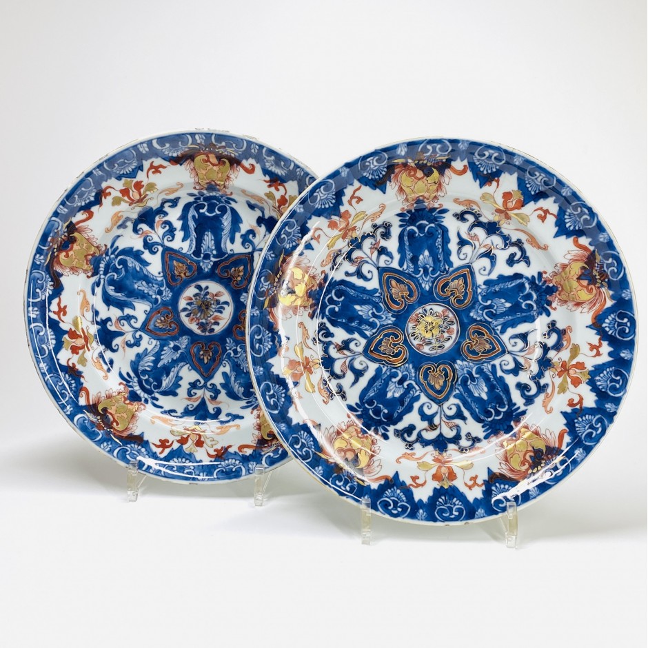 China - Pair of dishes decorated with lambrequins - Kangxi period (1661-1722)