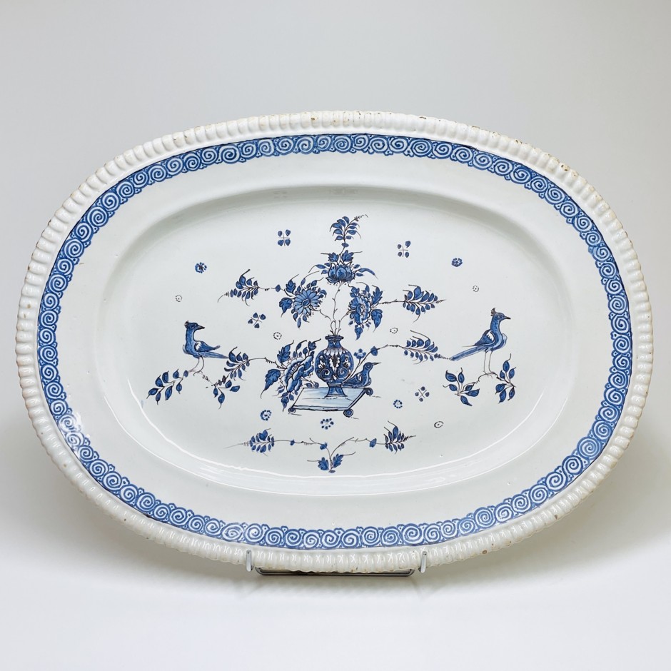 Montpellier, Manufacture royale - Large oval dish - Eighteenth century