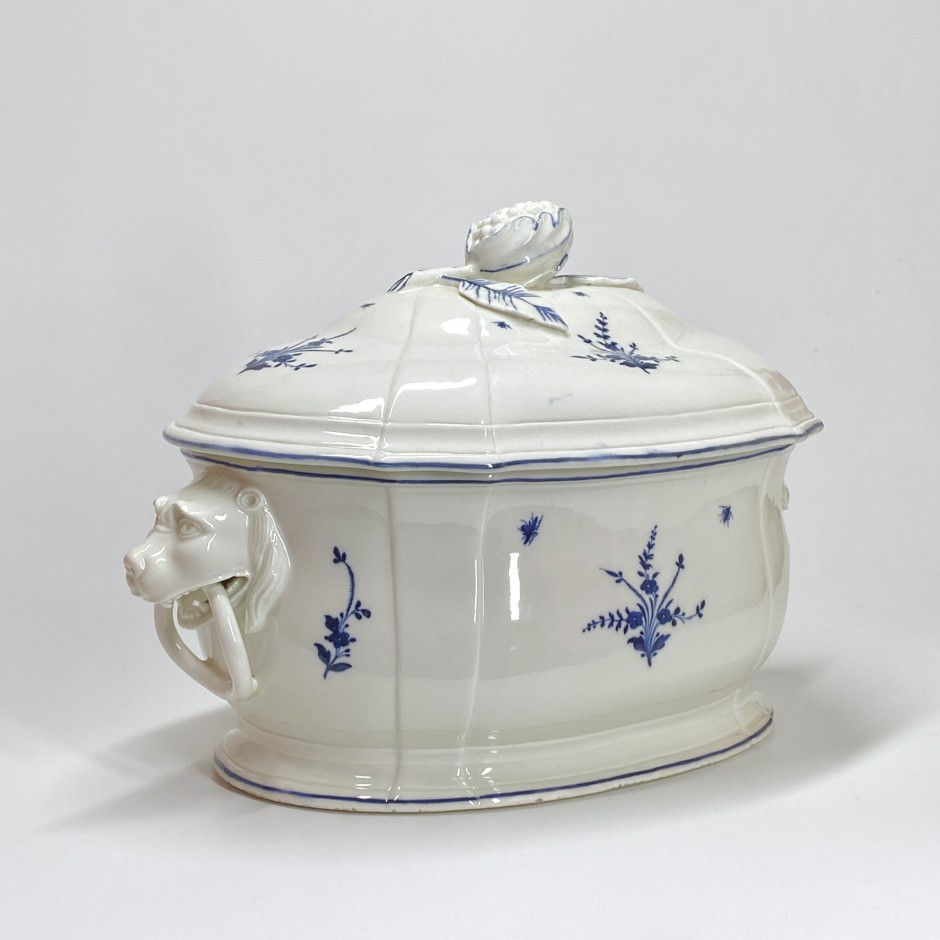 Arras - Tureen with catches in the shape of lions' heads - Eighteenth century - SOLD