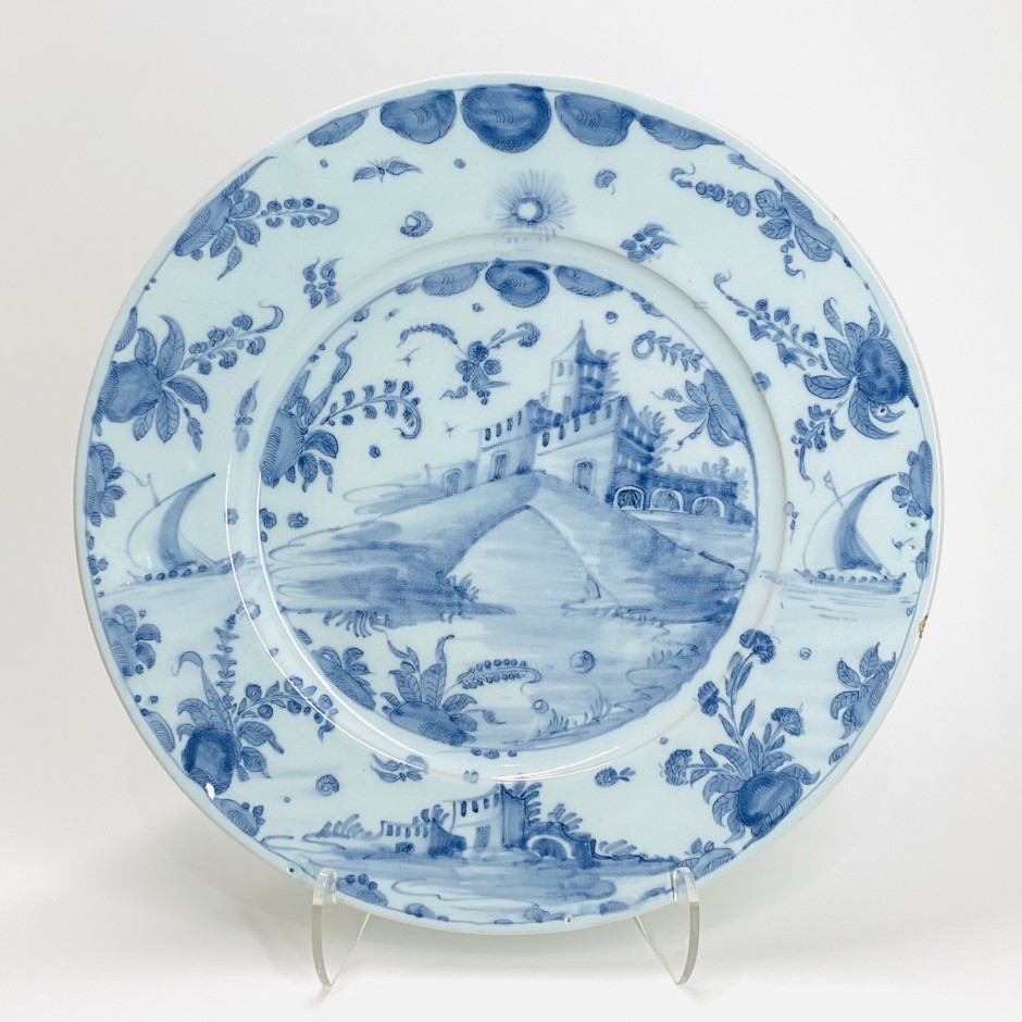 Savone - Large dish decorated with a bridge in front of a castle - Circa 1700