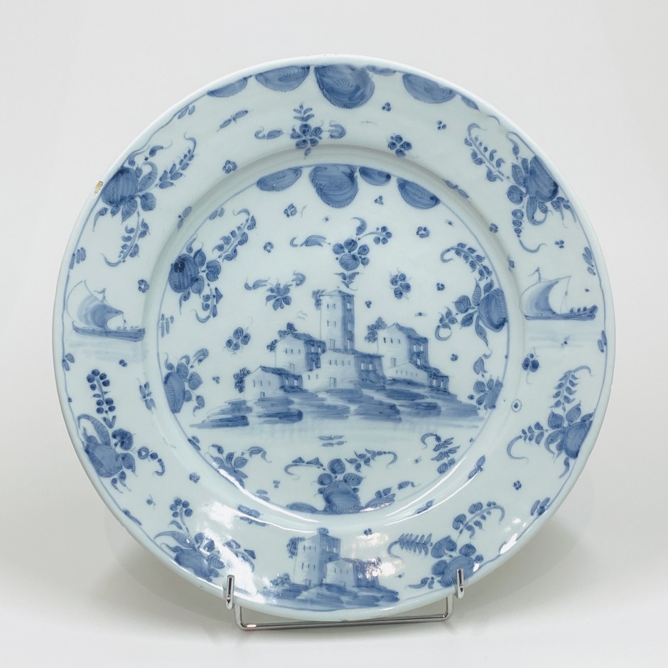 Savone - Grand plat à décor de paysage en camaïeu bleu - Vers 1700