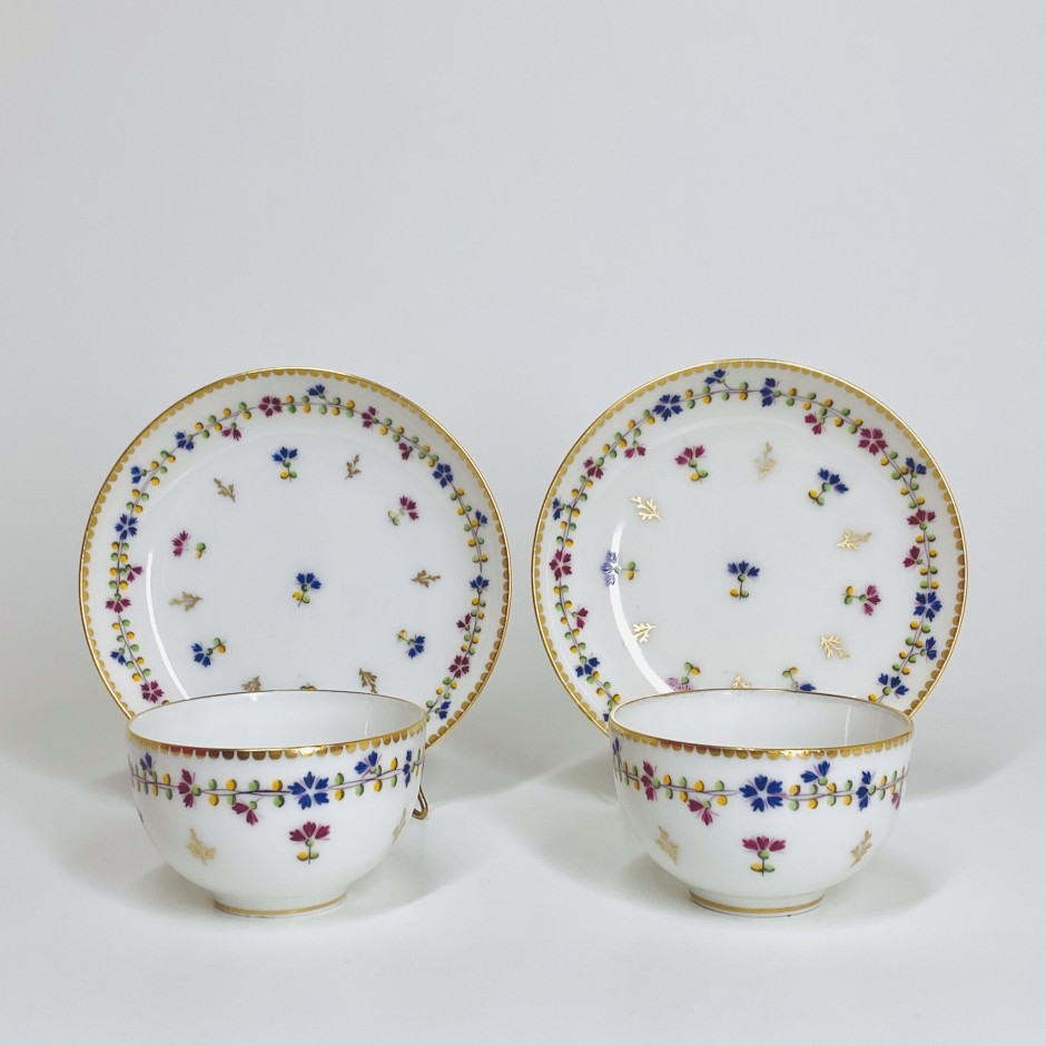 Nyon - Paire de tasses à décor aux barbeaux - XVIIIe siècle