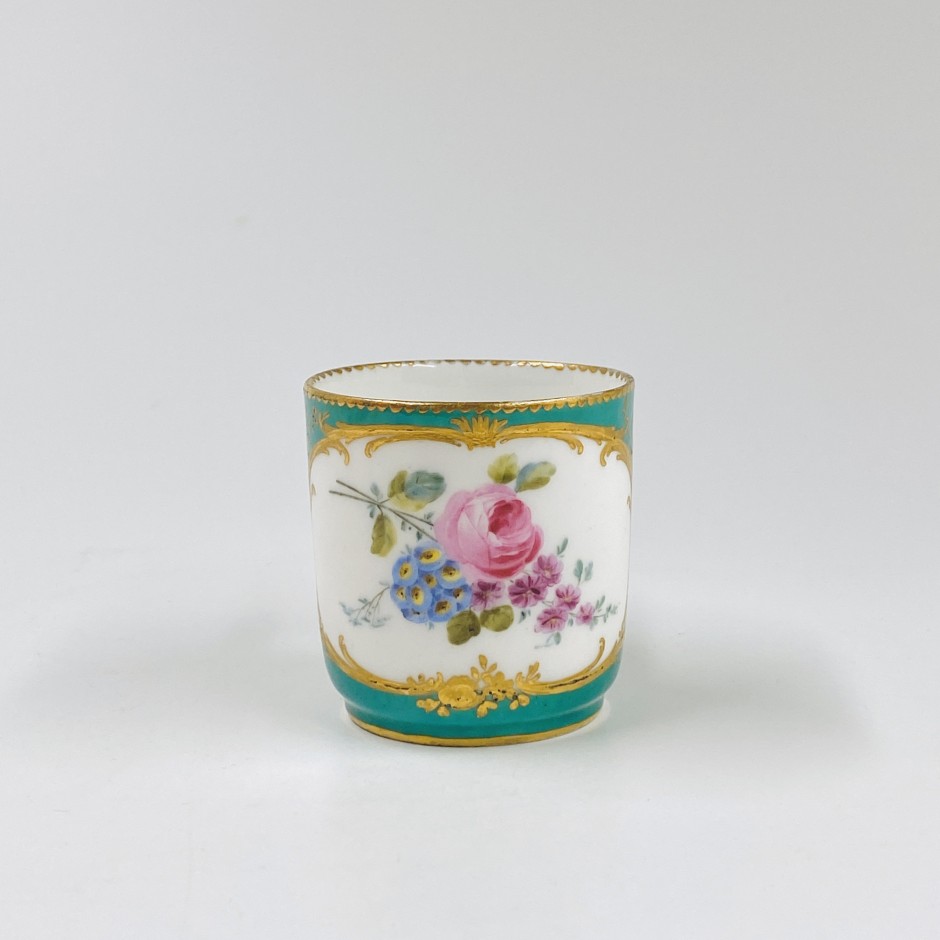 Sèvres soft porcelain cup with green background - Eighteenth century